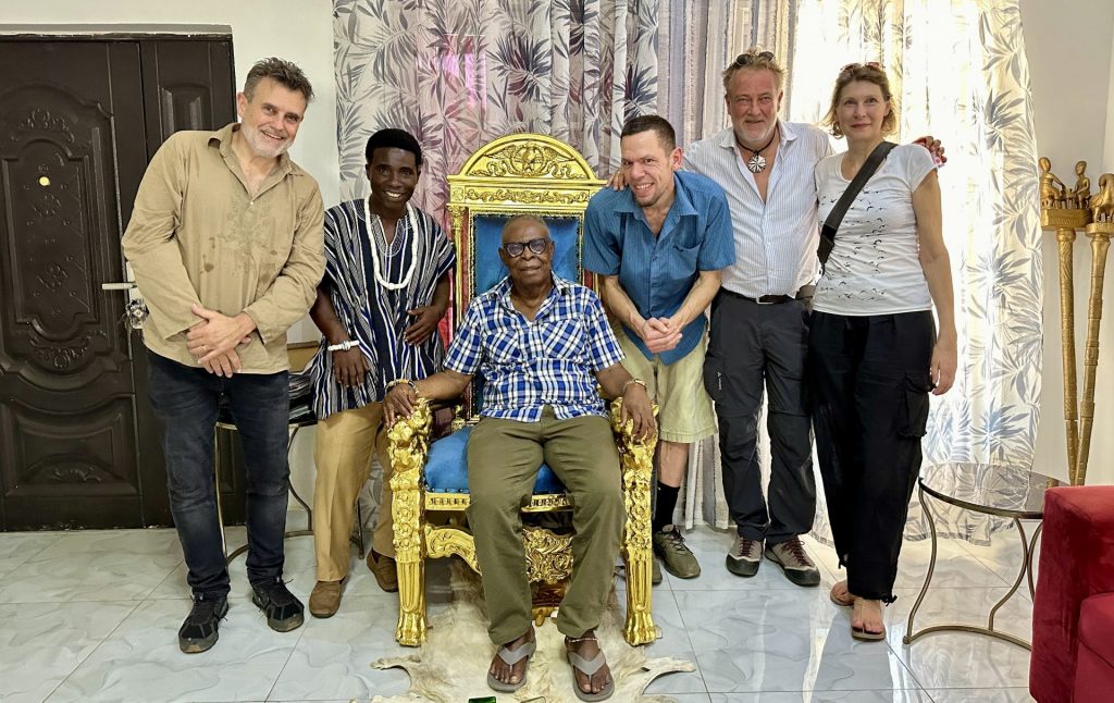  Hendrik Kappe mit Team zu Besuch beim Vorsteher von Accra 